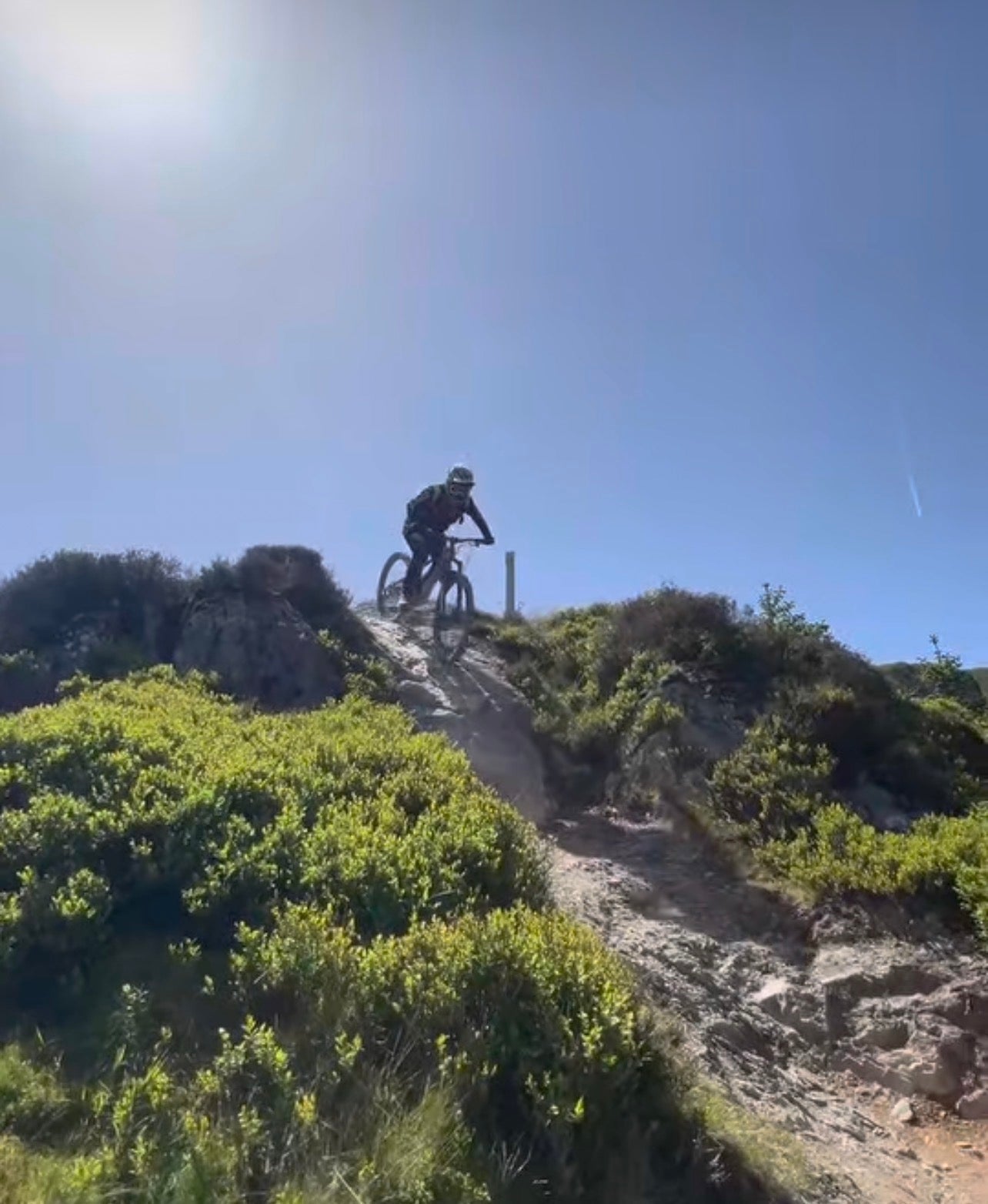 Daisy Jackson racing downhill on her Specialized Enduro